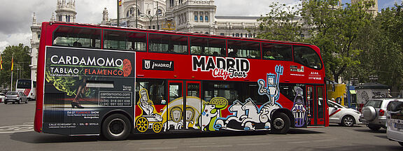  RENOLIT_Bedruckter Automotive City Tour Bus mit Touristen in Madrid 